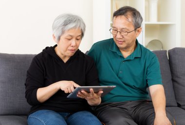 Tablet kullanarak Asya yaşlı çift
