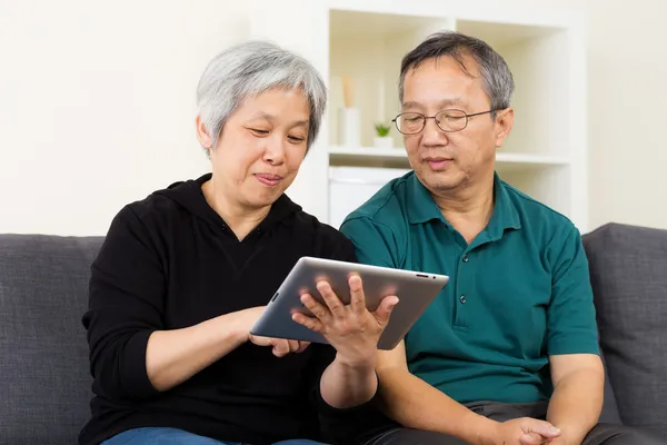 Casal velho asiático usando tablet — Fotografia de Stock