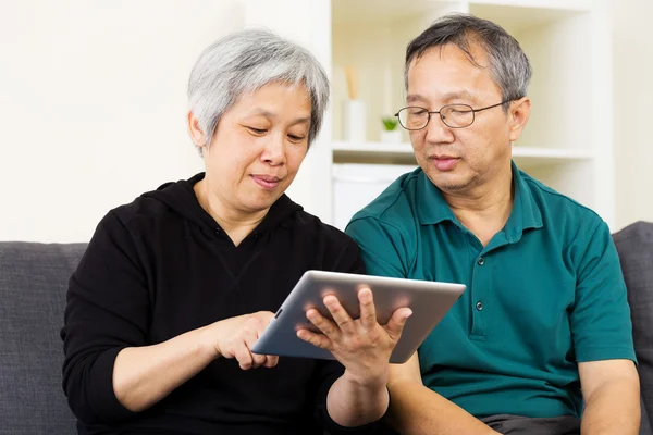 Casal asiático usando tablet — Fotografia de Stock