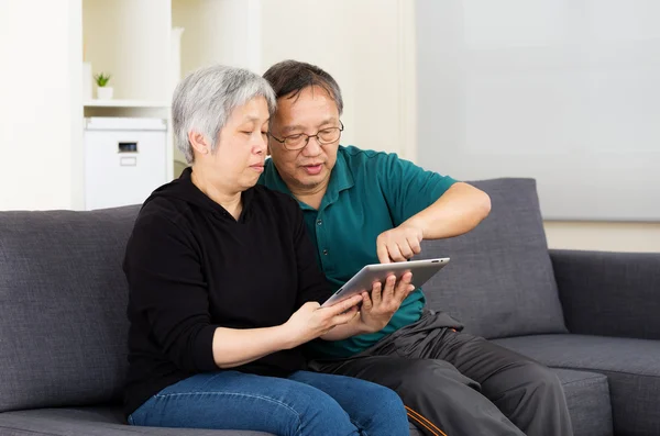 Asyalı yaşlı bir çift birlikte tablet kullanımı — Stok fotoğraf