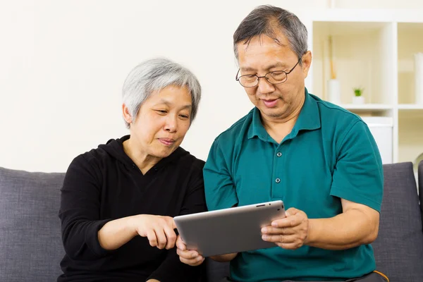 Aziatische paar Tablet PC thuis samen gebruiken — Stockfoto