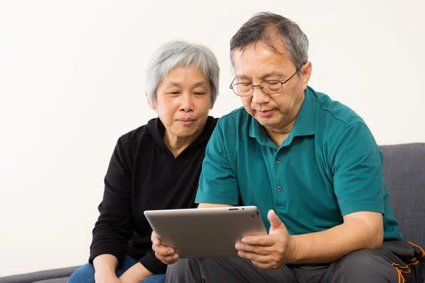 Asia couple using tablet at home — Stock Photo, Image