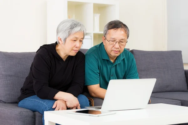 Asiático casal velho usando laptop — Fotografia de Stock