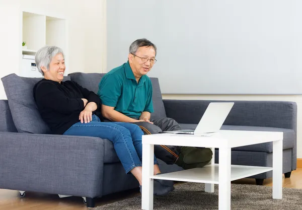 Ásia casal de idosos assistindo no computador em casa — Fotografia de Stock