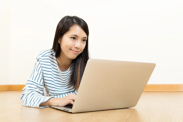 Azië vrouw met laptop thuis — Stockfoto