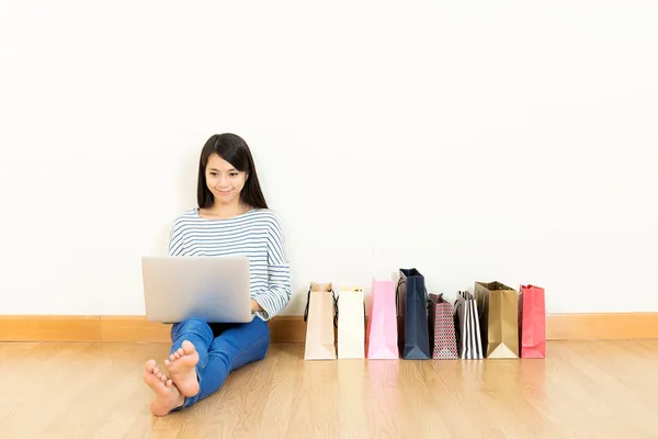 Asia mujer compras en casa — Foto de Stock