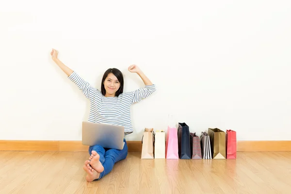 Asien kvinna shopping hemma — Stockfoto