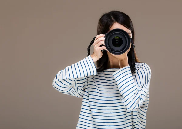 Kobieta fotograf Azji — Zdjęcie stockowe