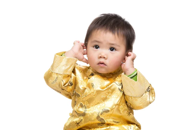 Chinese babyjongen touch zijn oor — Stockfoto