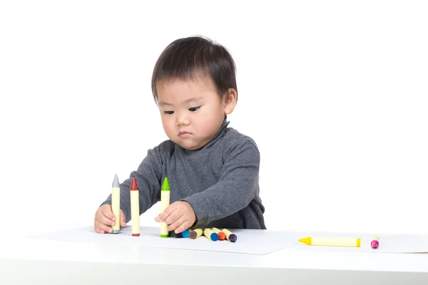 Азиатский мальчик рисует — стоковое фото