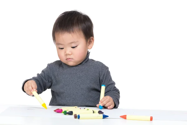 Asiatischer kleiner Junge konzentriert sich aufs Zeichnen — Stockfoto