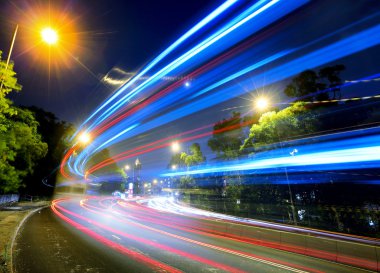 Gece yolda yoğun trafik var.