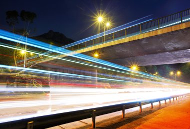 yoğun trafik yolda