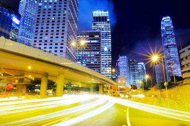 gece şehir yoğun trafikte