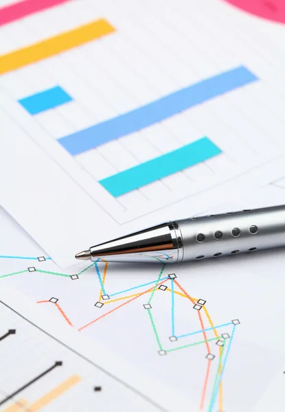 Grafiska diagram och penna — Stockfoto