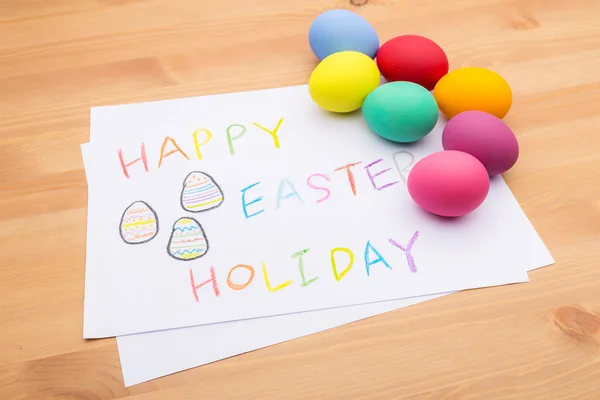 Huevo de Pascua colorido y dibujo de niños —  Fotos de Stock