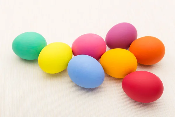 Colorido huevo de Pascua sobre fondo de lino blanco —  Fotos de Stock