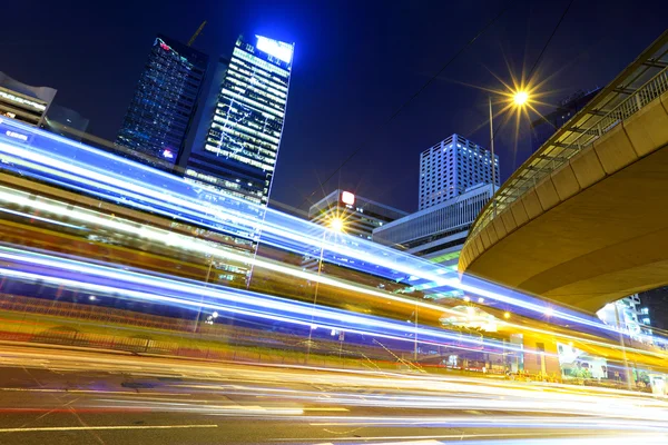 Γρήγορο κινούμενο αυτοκίνητο φως στην πόλη τη νύχτα — Φωτογραφία Αρχείου