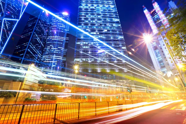 Luz de carro em movimento rápido na cidade — Fotografia de Stock