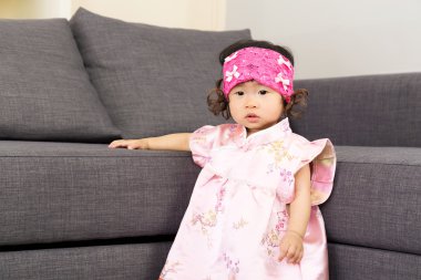 Çinli bebek kız oturma odasında