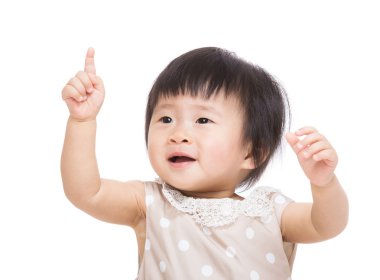 Asyalı bebek kız parmak yukarı dönük