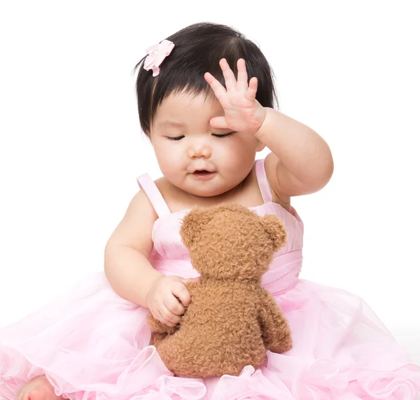 Ásia bebê menina jogar com brinquedo urso — Fotografia de Stock