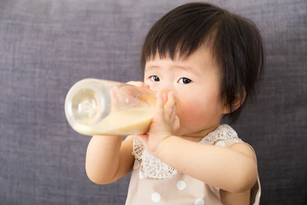 Asiático bebé niña alimentación con leche botella — Foto de Stock
