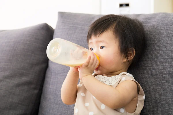 Ásia bebê menina ter refeição — Fotografia de Stock