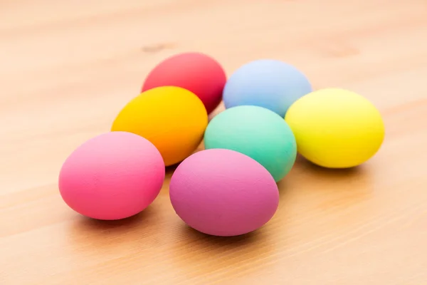 Uova di Pasqua dipinte su sfondo di legno — Foto Stock