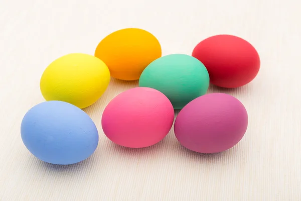 Colorate uova di Pasqua su sfondo lino — Foto Stock