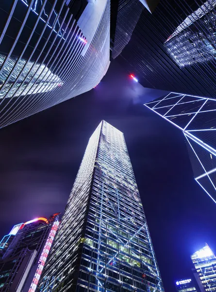 Wolkenkrabber in Hongkong vanaf lage hoek bij nacht — Stockfoto