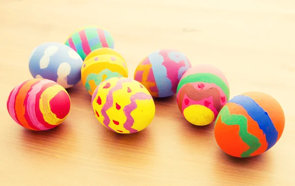 Enfants tirant des œufs de Pâques — Photo