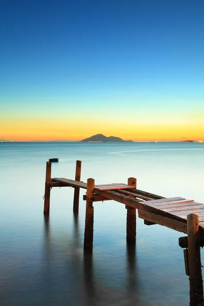 日没で木製の橋と海の風景 — ストック写真