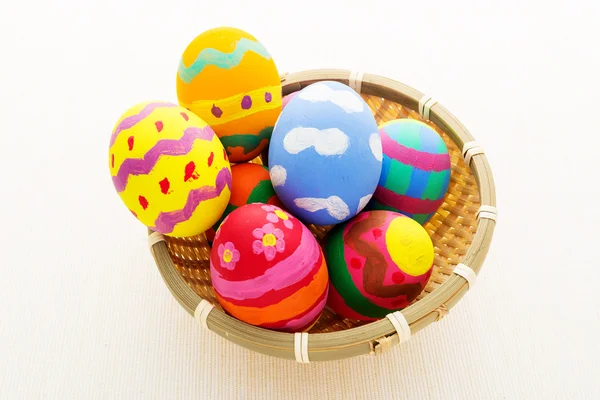 Huevos de Pascua coloridos pintados en cesta — Foto de Stock