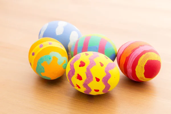 Huevos de Pascua pintados sobre mesa de madera — Foto de Stock