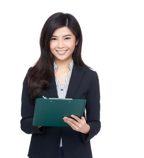 Mujer de negocios asiática escribiendo en el portapapeles — Foto de Stock