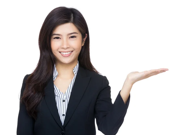 Mujer de negocios de Asia presenta espacio vacío con su mano — Foto de Stock