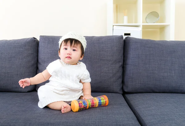 Aziatisch baby meisje thuis zitten op de bank — Stockfoto