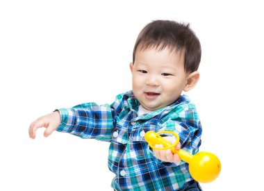 Bir oyuncakla oynamak bir Asya bebek