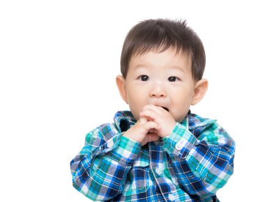 Asyalı çocuk parmağını ısırır