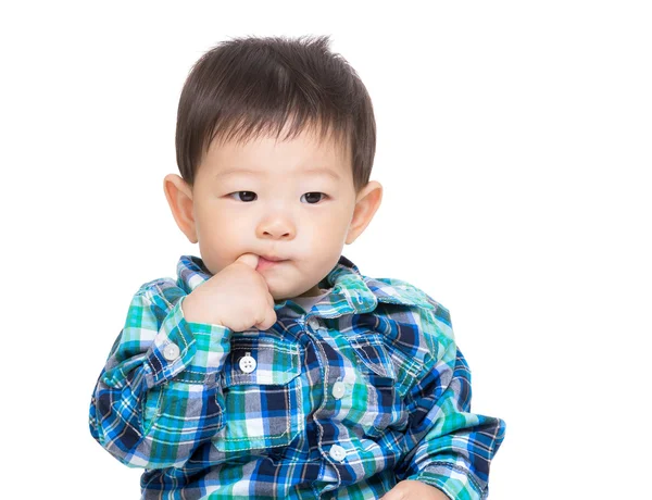 Asyalı bebek çocuk parmağını emmek — Stok fotoğraf