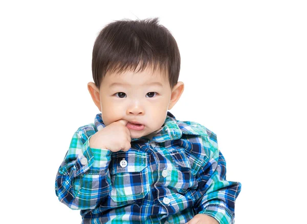 Asiático pequeño niño dedo pegado en su boca — Foto de Stock