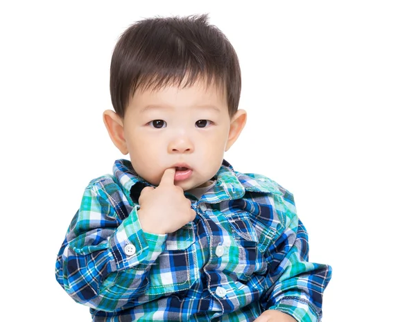 Asyalı bebek çocuk parmağını ısırır — Stok fotoğraf