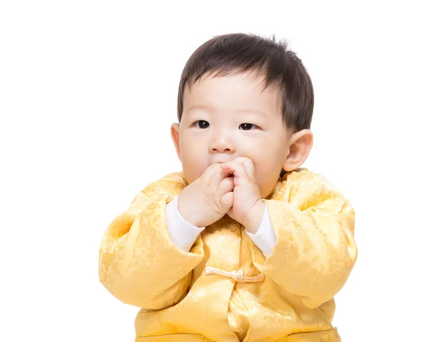 Китайский мальчик сосёт палец. — стоковое фото