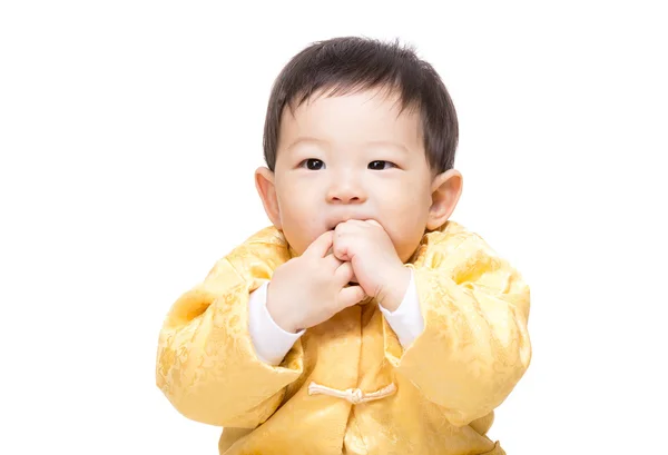 中国語赤ちゃん男の子彼の指をかむ — ストック写真