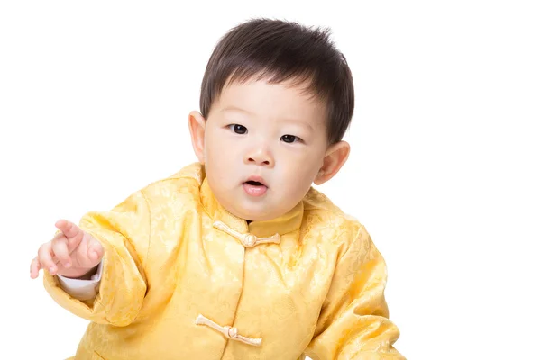 Menino asiático em traje chinês dourado — Fotografia de Stock