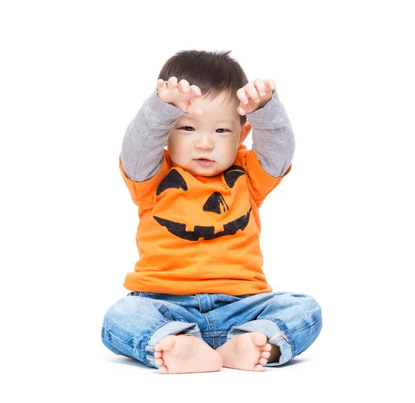 Asiático bebé niño con halloween vestir y manos arriba — Foto de Stock