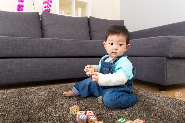 Asiático bebê menino jogar de madeira brinquedo bloco em casa — Fotografia de Stock