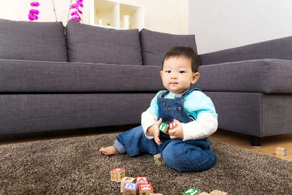 Asiático bebé niño jugar madera juguete bloque — Foto de Stock