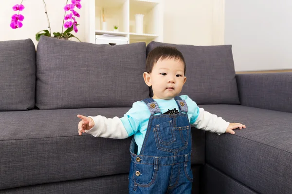 Asiatico piccolo ragazzo in piedi — Foto Stock